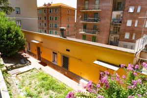 Blick auf ein gelbes Gebäude mit Gebäuden in der Unterkunft CIVICO 11 PERUGIA Accogliente trilocale per 4 persone con 2 bagni e posto auto riservato in Perugia