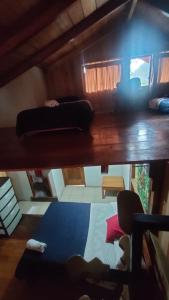 uma vista para um quarto com uma cama e uma secretária em Hostal Casa Cultural Mindo em Mindo