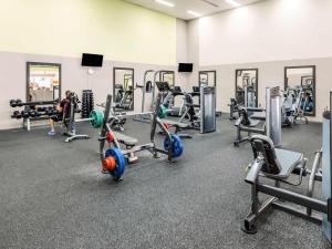 een fitnessruimte met verschillende loopvlakken en een persoon die traint bij The Sebel Palm Cove in Palm Cove