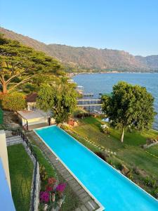 O vedere a piscinei de la sau din apropiere de Cardedeu Hotel Lago de Coatepeque