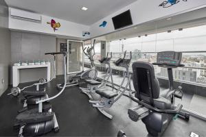 un gimnasio con varias cintas de correr y máquinas en City Express by Marriott Ciudad de México Alameda, en Ciudad de México