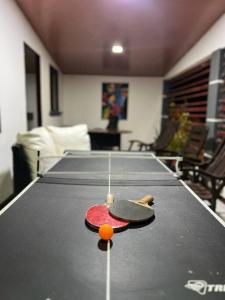 una mesa de ping pong con una patineta. en Casa Tierra Viva, en Managua