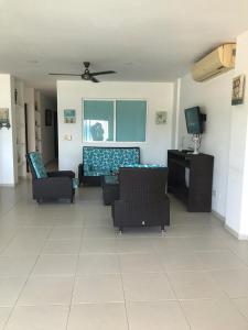 TV a/nebo společenská místnost v ubytování APARTAMENTO FRENTE A LA PLAYA EN COVEÑAS