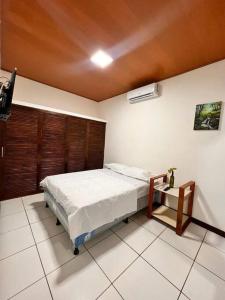 - une chambre avec un lit et une table dans l'établissement Casa Tierra Viva, à Managua