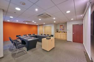 une salle de conférence avec une grande table et des chaises dans l'établissement City Express by Marriott Saltillo Sur, à Saltillo