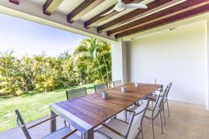 ein Esszimmer mit einem Holztisch und Stühlen in der Unterkunft Luxury Modern Punta Mita Condo 3 bdrm, sleeps 8 with Golf access in Punta Mita