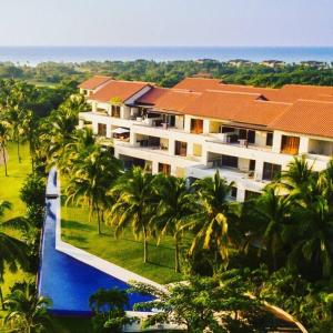 einem Luftblick auf ein Gebäude mit einem Pool und Palmen in der Unterkunft Luxury Modern Punta Mita Condo 3 bdrm, sleeps 8 with Golf access in Punta Mita