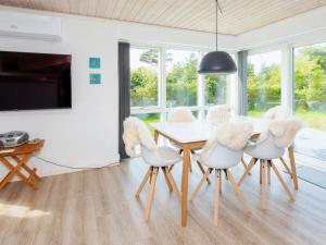 Televisyen dan/atau pusat hiburan di 6 person holiday home in Hjørring-By Traum +35 gambar