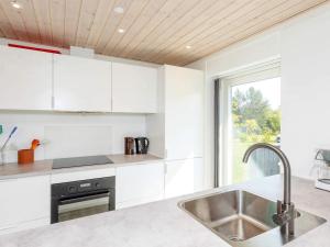 Dapur atau dapur kecil di 6 person holiday home in Hjørring-By Traum