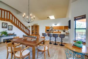 cocina y comedor con mesa de madera y sillas en Prescott Retreat with Gas Grill, Deck and Fireplace en Prescott