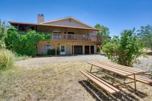 una mesa de picnic frente a una casa en Prescott Retreat with Gas Grill, Deck and Fireplace en Prescott