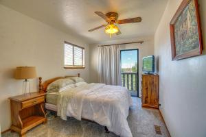 um quarto com uma cama e uma ventoinha de tecto em Prescott Retreat with Gas Grill, Deck and Fireplace em Prescott