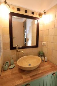 La salle de bains est pourvue d'un lavabo et d'un grand miroir. dans l'établissement The View Penthouse Apartment, à Jérusalem