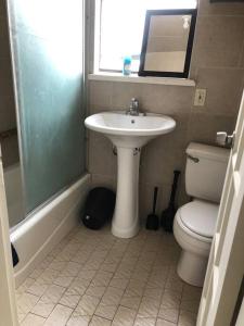 uma casa de banho com um lavatório e um WC em 1C CLOSe em Nova York