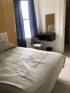 1 dormitorio con 1 cama, 1 silla y 1 ventana en 1C CLOSe, en Nueva York