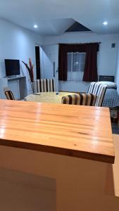 una gran mesa de madera con sillas en una habitación en MG ESQUEL, en Esquel