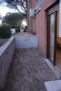 um pátio vazio de um edifício de tijolos com uma janela em Alloggio turistico a casa di Paoletto em Fiumicino