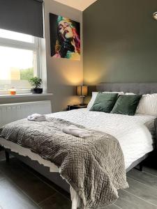 a bedroom with a bed with a blanket on it at Studio Apartment In Brighton & Hove in Brighton & Hove