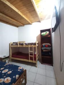 a room with two bunk beds in a room at Familia Goncalvez in Puerto Iguazú