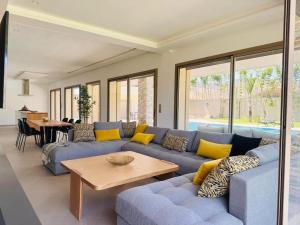 ein Wohnzimmer mit einem blauen Sofa und einem Tisch in der Unterkunft Villa dream oujda in Oujda