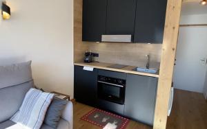 Kuchyň nebo kuchyňský kout v ubytování Studio lumineux avec vue sur le Mont Blanc