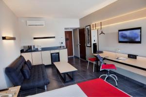 TV a/nebo společenská místnost v ubytování City Express Plus by Marriott Cabo San Lucas