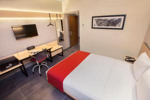 TV a/nebo společenská místnost v ubytování City Express Plus by Marriott Cabo San Lucas