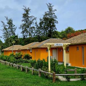 szereg pomarańczowych domów z płotem w obiekcie o'Filao w mieście Grand-Bourg