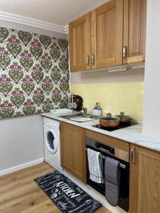 a kitchen with a washing machine and a sink at Luxurious and Elegant Homestay in Kent in Wrotham