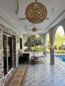 een woonkamer met een bank en een tafel bij Panorama de l'Atlas in Marrakesh