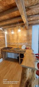 cocina con encimera y mesa en una habitación en Cabaña en la Calera el refugio campestre, en La Calera