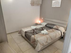 um quarto com uma cama com duas almofadas em Maison de Richard em Ostuni
