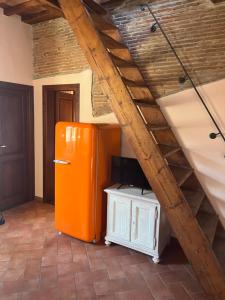 frigorifero arancione in una stanza con scala di Faro b&b Livorno a Livorno