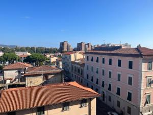 una vista aerea di una città con edifici di Faro b&b Livorno a Livorno