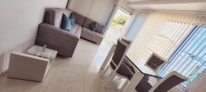 sala de estar con sofá y mesa en Lujoso LOFT en el Centro, en Cartago