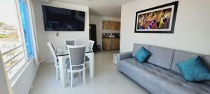 a living room with a couch and a table at Lujoso LOFT en el Centro in Cartago