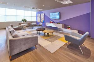 Lounge atau bar di City Express Suites by Marriott Silao Aeropuerto