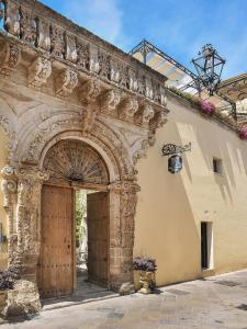 una entrada a un edificio con puerta de madera en Relais Il Mignano, en Nardò