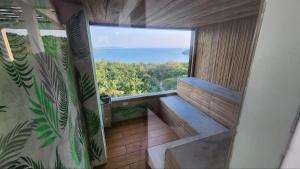 um quarto com uma janela e vista para o oceano em Tablas Seaview Residencial em Ferrol