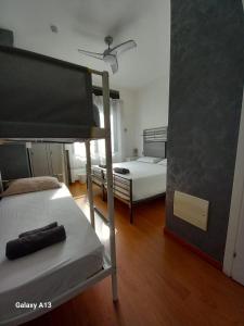 ミラノにあるアトモス ルクセ ナヴィッリの二段ベッド2組と天井が備わる客室です。