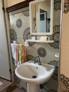 een badkamer met een wastafel en een spiegel bij Panorama de l'Atlas in Marrakesh