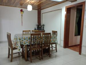 a dining room with a table and chairs at CERCA A TODO EN COSTA RICA in San Ramón