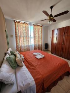 a bedroom with a bed with two towels on it at Excelente Departamento Centrico in San Pedro
