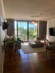 un soggiorno con divano e tavolo di Kalua Holiday Apartments a Maroochydore
