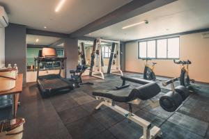 - une salle de sport avec plusieurs tapis de course et machines dans l'établissement Lyz Business Hotel Piura, à Piura