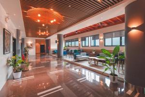 Un vestíbulo con plantas en macetas en un edificio. en Lyz Business Hotel Piura, en Piura