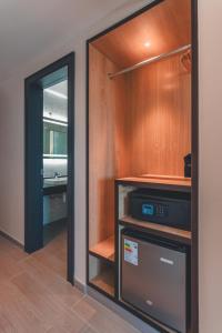 Habitación con una puerta que conduce a la cocina en Lyz Business Hotel Piura, en Piura