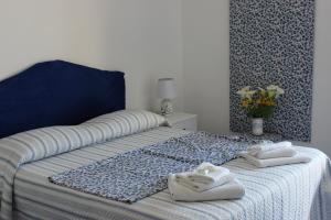 a bedroom with a bed with towels on it at Casa Blu Cobalto in Maiori