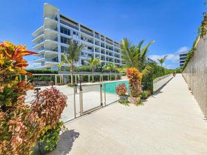 a resort with a swimming pool and a building at Apartamento en Morros Zoe con acceso directo al mar en Cartagena in Cartagena de Indias