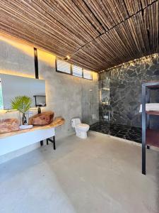 uma casa de banho com WC num quarto em Natural Luxury Hotel em Papagalleros